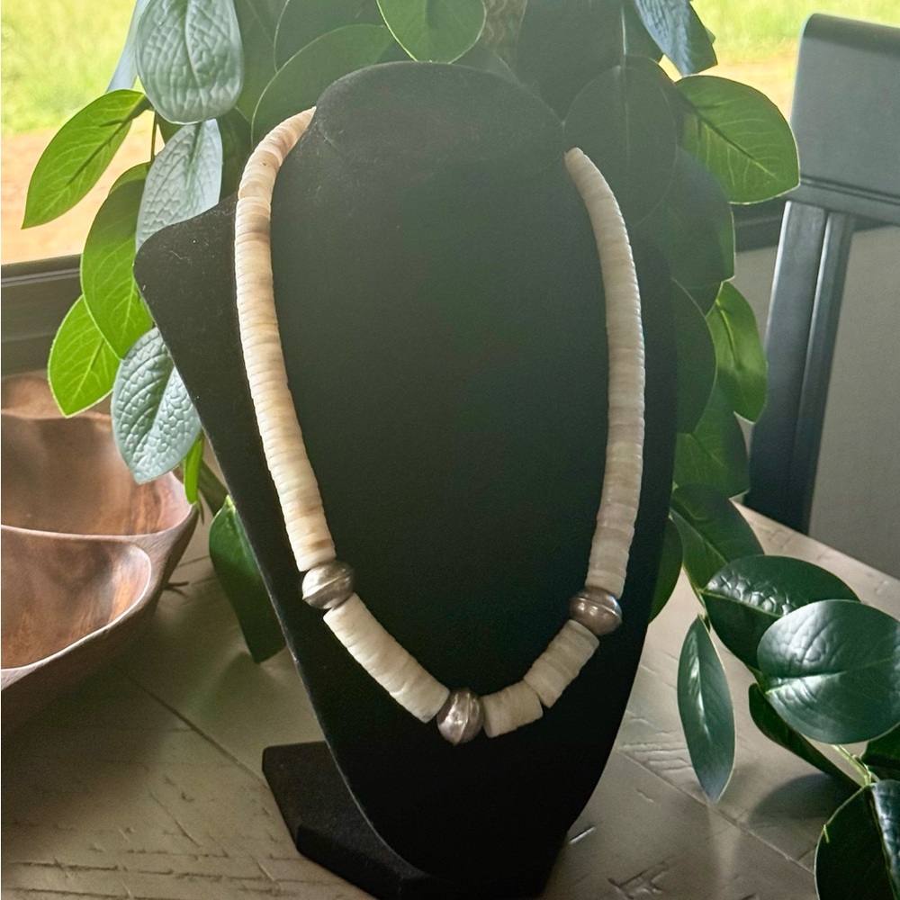 Kewa Melon Shell Necklace with 3 Bench Beads